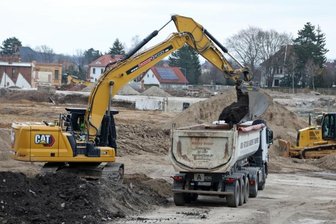 Wismut-Altlasten: Wie viele Millionen muss Meerane zahlen? - Auf der Drews-Brache im Westen von Meerane wird Bodenmaterial auf einen Laster verladen. Wie viel radioaktiv belastetes Material beseitigt werden muss, ist noch unklar. 