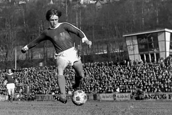 Wismut Aue-Star Jürgen Escher blickt auf seine Karriere zurück - Jürgen Escher treibt 1975 im Pokalspiel gegen Zwickau den Ball nach vorn. Schnelligkeit, Technik und ein starker linker Fuß waren die großen Trümpfe des gebürtigen Markersbachers. 