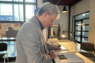 Wismut-Ausstellung in Zwickau: Resonanz übertrifft Erwartungen - Stadtsprecher Mathias Merz freut sich über viele schöne Einträge im Gästebuch. Dabei stieß er auch auf einen ganz besonderen.