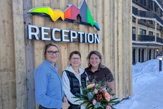 Wismut-Bettenhaus am Fichtelberg: Die Rückkehr der Urlauber - Martina Frommold (M.) aus Berlin war die Erste, die ein Apartment im sanierten Bettenhaus gebucht hat. Ressortmanagerin Melanie Hartlieb (l.) und die Leitende Hausdame Susann Lind freuen sich, endlich Gäste begrüßen zu dürfen.