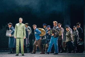 Wismut-Drama „Rummelplatz“ am Theater Chemnitz: Er verträgt sogar Salpetersäure - Felix Rohleder in Uniform als Wismut-Sowjetoffizier Polotnikow in der Chemnitzer Erfolgsoper „Rummelplatz“.