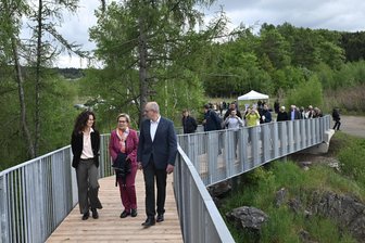 Wismut-Erbe als Attraktion: Aussichtsplattform über dem Tal der Zwickauer Mulde eröffnet - Die Aussichtsplattform am Schacht 371 bei Hartenstein ist fertig. Sachsens Tourismusministerin Barbara Klepsch (CDU/v. Mitte) und Vertreter der Wismut sowie der Wismut-Stiftung weihen den Steg über dem Muldetal ein.