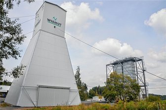 Wismut errichtet auf Schacht 382 in Bad Schlema neues Maschinenhaus - Hier tritt die Luft aus dem Grubenfeld zu Tage: Der Abluftkamin (rechts) auf dem Schacht 382 neben dem Golfplatz Bad Schlema.