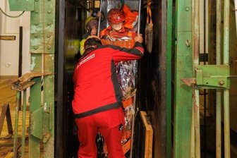 Wismut-Grubenwehr trainiert auf dem Sauberg - Rettungsübung in der Zinngrube: Im Förderkorb der Seilfahrt ist Millimeterarbeit gefragt. 