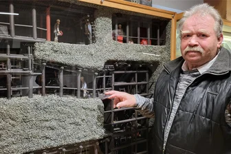 Wismut-Kumpel baut seinen Arbeitsplatz nach: Ausstellung im Erzgebirge lässt sich das nicht entgehen - Wolfgang Müller vor der Vitrine mit seinem Modell. Die Figur, auf die er deutet, ist ein Steiger. Der kommt gerade.