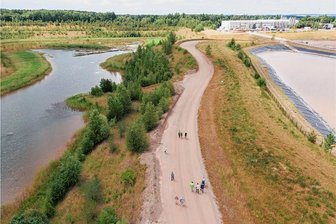 Wismut lädt Neugierige auf die Industriellen Absetzanlagen in Westsachsen ein - Die Wanderungen zum Tag der offenen Tür führen zum Ersatzgewässer auf der IAA Helmsdort (links). Dort hat sich über die Jahre ein interessantes Biotop entwickelt. 