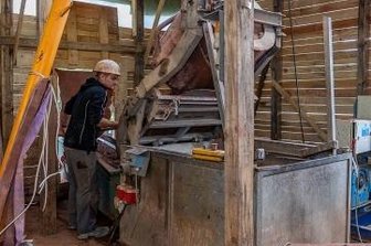 Wismut-Spuren in Reiboldsgrün: Bergleute sichern alte Schächte - Eric Minuth an der Förderanlage über dem Schacht.