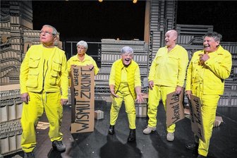 Wismut-Stück hat Premiere am Theater Chemnitz - Gut aufgelegte Laiendarsteller: Heinz Richter aus Chemnitz, Christa Härtel aus Dresden, Silvia Weißbach aus Weißbach, Sven Sczibilanski aus Dresden und Alexander Borck aus Chemnitz. Nicht im Bild: Kai-Uwe Ulrich aus Dresden. 