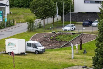 Wismut-Wappen in Aue bekommt neue Bepflanzung - Das große Wappen unterhalb der Bahnhofsbrücke in Aue bekommt die Sommerbepflanzung.