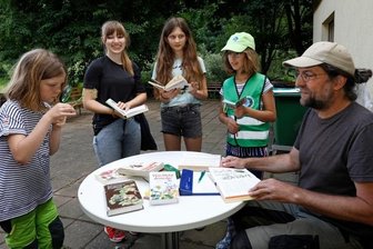 Wissbegierige Kinder werden zu Naturwächtern - Tobias Rietzsch (rechts) bestimmte mit den älteren Naturwächtern Pflanzen und Tiere. 