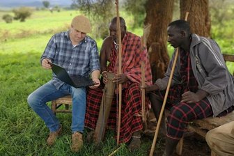 Wissen aus Afrika in Waldenburg - Der 90-jährige Massai-Älteste Mzee Ndekiro Orikelele (Mitte) im Gespräch mit Dr. Lutz Mükke (links) über die Massai und die Kolonialzeit.