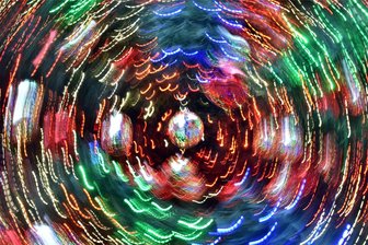 Wissen Sie, wie Erholen trotz Adventsstress geht? Testen Sie sich - Bunte Lichter erhellen die dunkle Jahreszeit. Doch zwischen Besorgungen und Weihnachtsmarktbesuchen leiden viele unter Stress und Reizüberflutung.