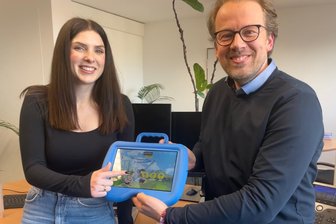Wissenschaftler der TU Chemnitz entwickelt Lesebuch, für das man nicht lesen können muss - Erfinder Herbert Endres und Mitarbeiterin Laura Zettlitzer gehören zu einem siebenköpfigen Team, das die Vermarktung des „Clelo“-Lesegeräts voranbringen will.
