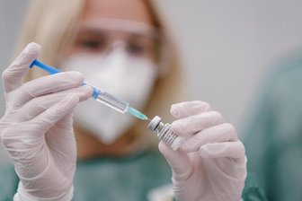 Wissenschaftler empfehlen dritte Impfdosis für Senioren im Herbst - 