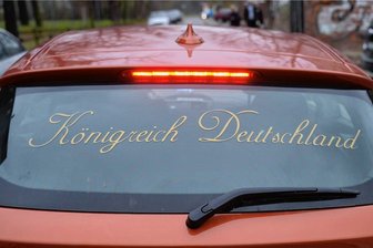 Wissenschaftlerin forscht auch in Zwickau: Wie wird man zum "Reichsbürger"? - "Königreich Deutschland" auf einer Heckscheibe. Sogenannte Reichsbürger erkennen die Bundesrepublik Deutschland nicht an.