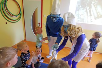 Wissenswertes über Glas: Warum der Bürgermeister von Großschirma zum Schlumpf wurde - „Schlaubi“ und „Schlumpfine“: Rolf Weigand und Anne-Katrin Rössel bei den Kindern der Kita „Regenbogenland“ in Großschirma.