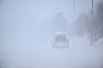 Witterung macht Autofahrern zu schaffen - Gesperrte Bundesstraße bei Reichenbach wegen Schneeverwehungen - Bei Nebel durch Schnee - so sieht es mancherorts derzeit im Vogtland aus.