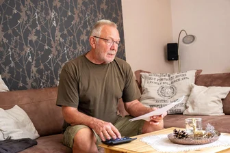 Witwenrenten-Aus? Wie sich das finanziell auswirken könnte - Witwenrente vor dem Aus? Die Rentenkommission denkt über ein Pflicht-Splitting nach. Klingt gerecht – kann aber für Hinterbliebene finanziell schlechter sein als die Witwenrente.