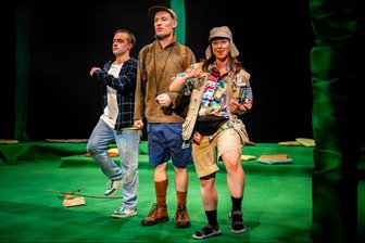 Witz, Grusel und Lagerfeuer-Atmosphäre: Das bietet das Jugendstück „Wolf“ im Theater Plauen-Zwickau - Drei beim Wandern im Wald: Kemi (Philipp Rosenthal, links), Jörg (Jonas Breitstadt) und Betreuer Piet (Sophia Bauer).