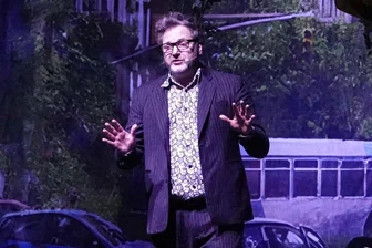 Witze über „Schmattphones“ und „Influtscher“: Paul Panzer feuert in Zwickau aus allen Rohren - Paul Panzer warnte bei seinem Auftritt in Zwickau vor einem Kaufrausch im Internet – am Beispiel seiner Tochter.