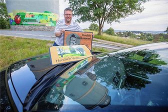 Witzige Idee im Plauener Ortsteil: Neundorfer verkaufen Dorf-Fußmatte - Die Neundorfer Jubiläums-Fußmatten wurden in Oelsnitz extra für das Fest produziert, so Ortsvorsteher Uwe Trillitzsch.