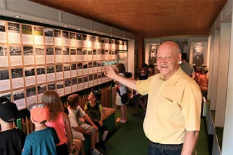 WM-Box mit dem „Wunder von Bern“ bleibt mehrere Jahre in Frankenberg - Hans Schlüper hat die Container-Ausstellung zum „Wunder von Bern“ zusammengestellt.