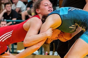 WM-Debüt von kurzer Dauer - Lange hatte Naemi Leistner (rotes Trikot) der U-20-Weltmeisterschaft entgegen gefiebert, doch dann war ihr Auftritt in Jordanien nur von kurzer Dauer. Gleich ihr erster Kampf brachte das Aus.