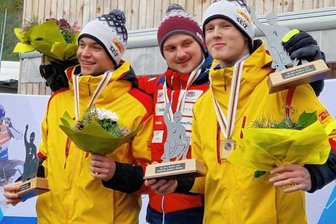 WM-Erfolg als Höhepunkt - Hannes Röder (rechts) genoss die Siegerehrung bei der Junioren-WM sichtlich. Mit 16 Jahren wurde er als einer der jüngsten Starter gleich Dritter. Sieger Kaspar Rinks aus Lettland ist immerhin vier Jahre älter als der Langenchursdorfer, der auch noch Teamkamerad Marco Leger vom RRC Schliersee den Vortritt lassen musste. 