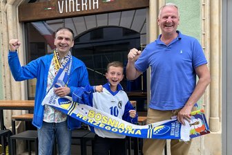 WM-Fieber in Zwickau: Bosnische Fans zwischen Erinnerung und Hoffnung - Bosnische Fans in Zwickau (v. l.): Mladen Lovrinovic, Matteo und Siniša Lazic freuen sich aufs Auftaktspiel ihrer Heimatelf gegen Kanada am Freitagabend.