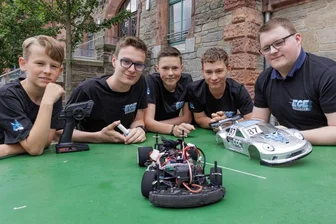 WM-Finale in Las Vegas: Junge Tüftler aus dem Erzgebirge bereiten ihre eigene Show vor - Fahrer Aron Tost, die Mechaniker Bastian Dietz und Willi Beyer, Chef Florian Kabisch und Mechaniker Ruben Fuchs (von links) vom Team Hydrofox der Evangelischen Schulgemeinschaft Erzgebirge wollen mit ihrem kleinen Flitzer in Las Vegas ganz groß rauskommen.