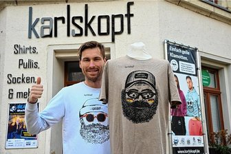 WM in Katar: Chemnitzer Modelabel druckt Statement auf Shirts - Martin König bietet in seinem Geschäft auf dem Brühl Shirts mit kritischer WM-Botschaft an.