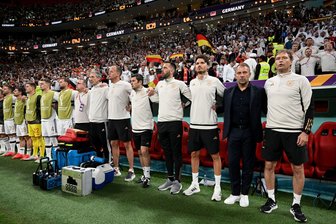 WM-Neuerung: FIFA holt Ersatzspieler für Hymnen aufs Feld - Ein Bild aus der Vergangenheit: Bei der WM 2026 will die FIFA die Ersatzspieler auch auf dem Platz sehen. (Archiv-Foto)