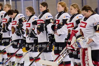 WM-Premiere statt Abschlussprüfung: Eishockeytalent Mathilda Heine erlebt außergewöhnliche letzte Schulwochen - In Vorbereitung auf die WM stand Mathilda Heine (3. von rechts) Anfang April das erste Mal mit der deutschen Frauen-Nationalmannschaft auf dem Eis.