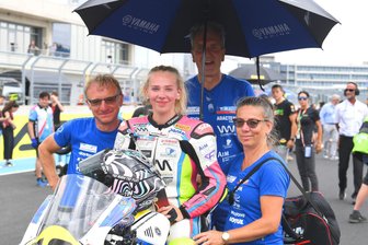 WM-Rennen auf neuem Balaton-Park-Circuit: Magere Ausbeute für Motorradpilotin aus dem Erzgebirge - Lucy Michel mit ihren Eltern und Teamchef Stefan Laux in Ungarn.