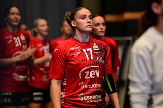 WM statt Urlaub: Wieso die Zwickauer Handballerin Charlotte Kähr ihren Karrierehöhepunkt mit Fragezeichen angeht - Das Trikot des BSV Sachsen Zwickau wird Charlotte Kähr nach dem Auswärtsspiel am Samstag in Buxtehude erstmal nicht tragen, weil die 1. Bundesliga aufgrund der WM pausiert. Eines nimmt sie in das Turnier im Trikot der Schweizer Nationalmannschaft aber mit: ihre Nummer 17.