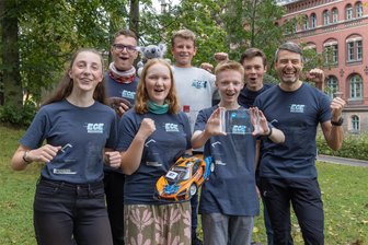 WM-Traum im Erzgebirge geht weiter: Zwei Crashs verhindern Fahrt aufs Podium - Judith, Bastian, Elisabeth, Aaron, Moritz und Willi (v. l.) freuen sich mit Lehrer Tobias Beyer über ihr Ergebnis bei den World Finals in Amerika – obwohl sie es mit ihrem kleinen McLaren Senna nicht aufs Podest geschafft haben.