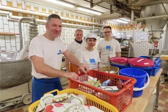 Wo alte Back-Traditionen noch immer gefragt sind - Dutzende Körbe mit ausgewählten Zutaten haben die Kunden der Werdauer Bäckerei Kunze geliefert. Unter Leitung von Margit Wimmer (Foto Mitte) sollen daraus individuelle Weihnachtsstollen entstehen.