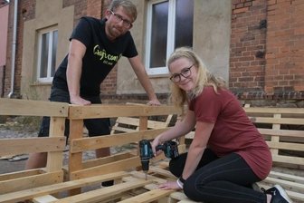 Wo alte Paletten zu neuen Möbeln werden - Fabian Dietrich, einer der Workshop-Leiter (l.) mit Susann Beyer aus Stollberg, die sich aus Paletten Gartenmöbel gebaut hat.