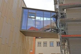 Wo Altes auf Modernes trifft - Eine gläserne Brücke schafft die Verbindung zwischen Alt- und Neubau.