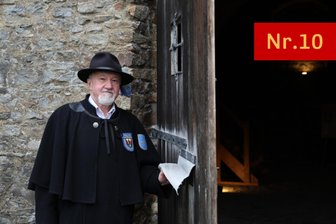 Wo Annaberg Leichen im Keller hat - Die Holztür zum Klosterkeller in Annaberg-Buchholz öffnet sich nur selten: Die Schlüsselgewalt darüber hat Nachtwächter Rainer Eckel. Das Gewölbe gehört zu den feststehenden Anlaufpunkten bei den Führungen der Nachtwächter.