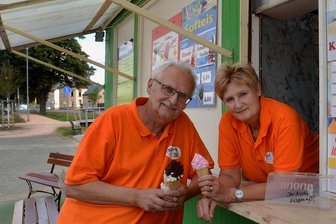 Wo auch ein Ex-Weltmeister und Olympiasieger ab und zu Eis holt - Jürgen und Roswitha Buchwald sind seit 35 Jahren im Geschäft - mit ihrem Verkaufwagen am Rodewischer Anger. 