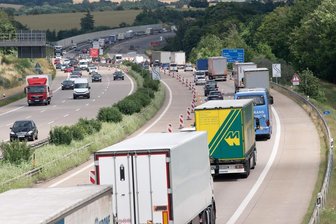 Wo auf Sachsens Autobahnen in diesem Jahr gebaut wird - Zähfließender Verkehr auf der Bundesautobahn 4 Richtung Dresden.