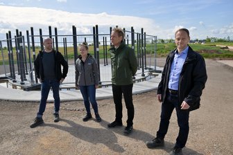 Wo aus Betonsockeln bald Türme in den Himmel wachsen: Windpark Reinsdorf nimmt Konturen an - Pressetermin auf der Baustelle (v. l.): Eric Müller, Verena Zapf, Matthias Bleil und Falk Hohlfeld berichten vom Baufortschritt.