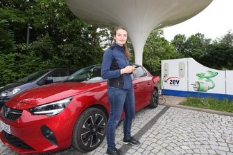 Wo Autofahren mit der Energie der Sonne möglich ist - Sonja Trott, die ihr E-Auto vor allem zu Hause in Steinpleis auflädt, hat mit der Solar-Tankstelle am Horchmuseum eine weitere Möglichkeit dazu.