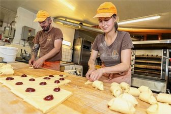 Wo Bäcker länger schlafen dürfen: Falkensteiner Handwerksbetrieb testet Backstube mit weniger Nachtarbeit - Können der Arbeitszeitverlagerung mit weniger Nachtarbeit in der Konditorei Schrader Falkenstein etwas abgewinnen: Backstubenleiter Michael Linde und Bäckerin Isabell Trommer bereiten am Vormittag Blätterteigtaschen vor, die am nächsten Morgen gebacken werden.