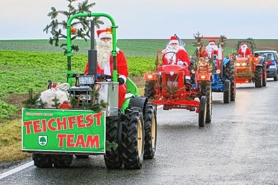 Wo bärtige Gesellen per Traktor kommen - Der Weihnachtsmann-Traktoren-Korso 2021. 