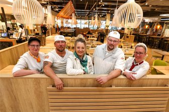 Wo Bauernproteste Vogtlands Wirtschaft am Montag ausbremsten - Sie zogen am Montag im Weischlitzer Globus-Markt an einem Strang: Gastronomie-Leiterin Monique Seelig (von links), Bäckermeister Maik Bockentin, Markt-Chefin Kitty Fischer sowie Metzger Stefan Ulrich und Stefanie Freiberger.
