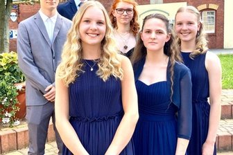 Wo beim Schulabschluss mehr als der Notendurchschnitt zählt - Die besten Absolventen der Oberschule Bergstadt Schneeberg sind in diesem Jahr Leon Maurice Baumann, Toni Ullmann und Jenny Hofmann (hinten von links) sowie Nele Völkel, Miranda Lein und Jette Völkel (vorn von links).