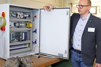 Wo Berufswege ihren Anfang nehmen - Schraubstock und Schaltkasten: Martin Ferkinghoff erläutert die unterschiedlichen Ausbildungsbereiche der Saxonia-Bildungsgemeinschaft Halsbrücke.