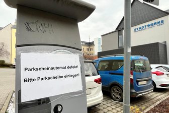 Wo bis in den Januar in Reichenbach kostenlos geparkt werden kann - Der defekte Automat oberhalb der Stadtwerke in Reichenbach.